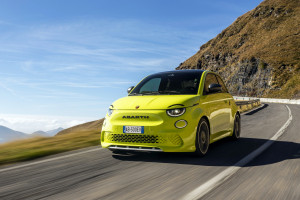 Gelber Abarth 500e auf einer Passstrasse fahrend